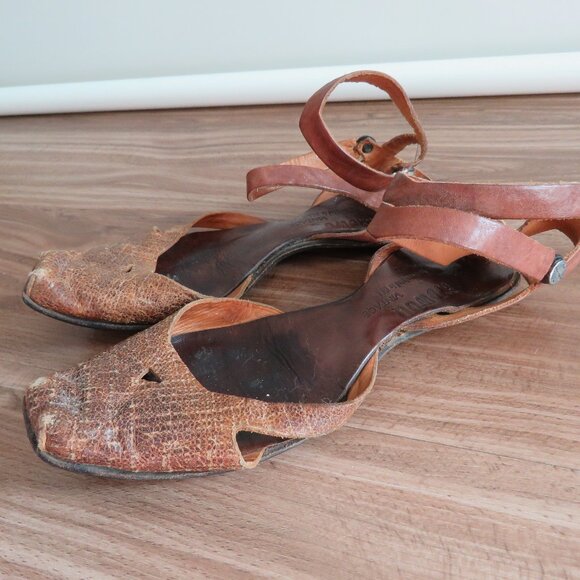 CYDWOQ VINTAGE Brown Leather Square Toe Ankle Strap Sandals Offbeat Quirky Boho - Picture 2 of 13